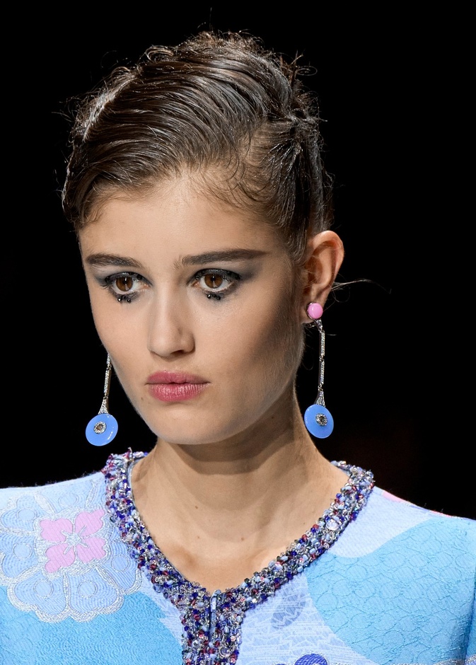 Valentino قدّمت القفازات الجلدية الأنيقة والملوّنة