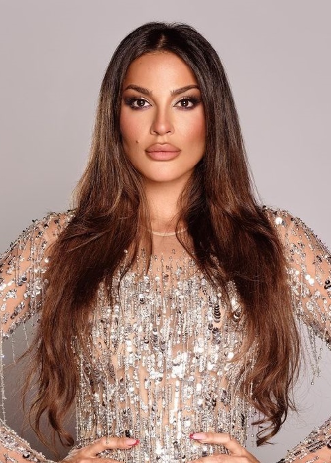 اطلالة نادين نجيم بالكونتور الداكن والبني مع الظلال البرونزية