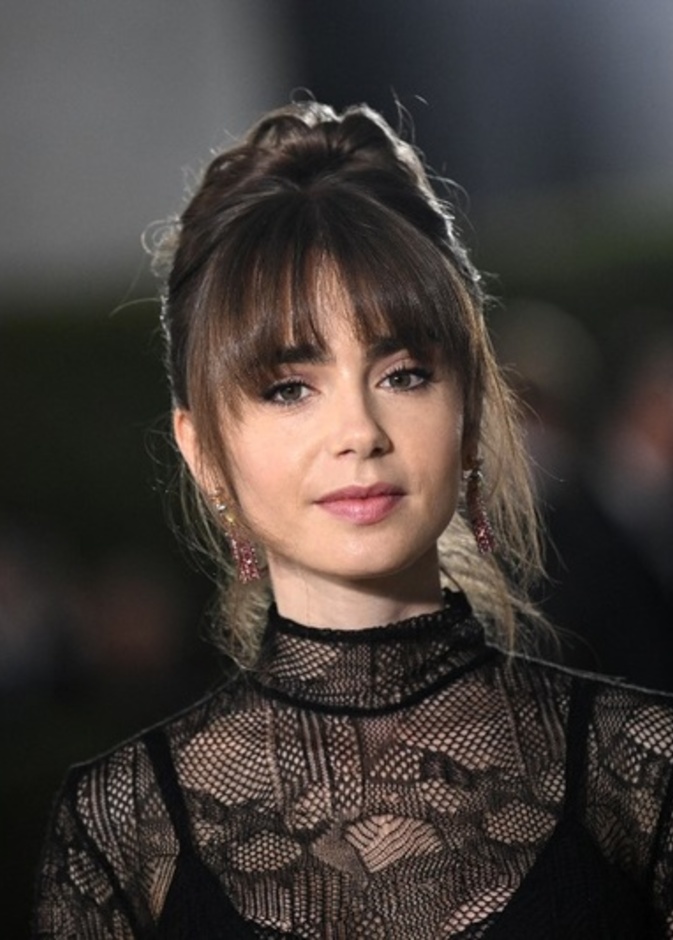 اطلالة Lily Collins بتسريحات الكعكة العالية