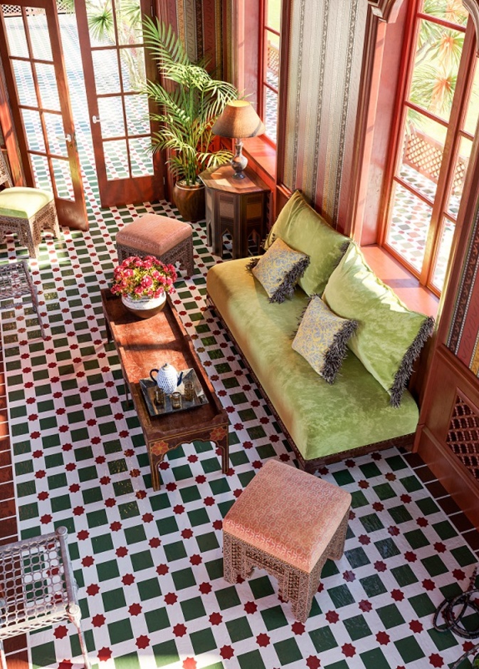 بيت عربي فخم مزين بجدران بألوان التراكوتا والطوبي وأثاثات خشبية رائعة