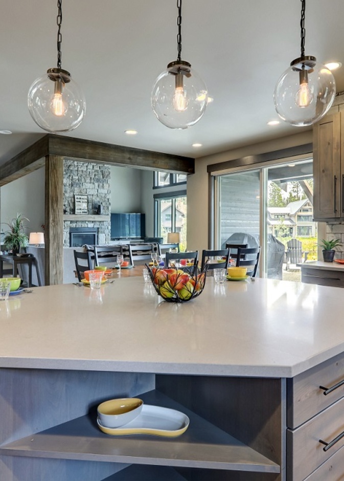 جزيرة المطبخ نقطة محورية تناول الوجبات عليها والتخزين داخل خزائنها وأدراجها