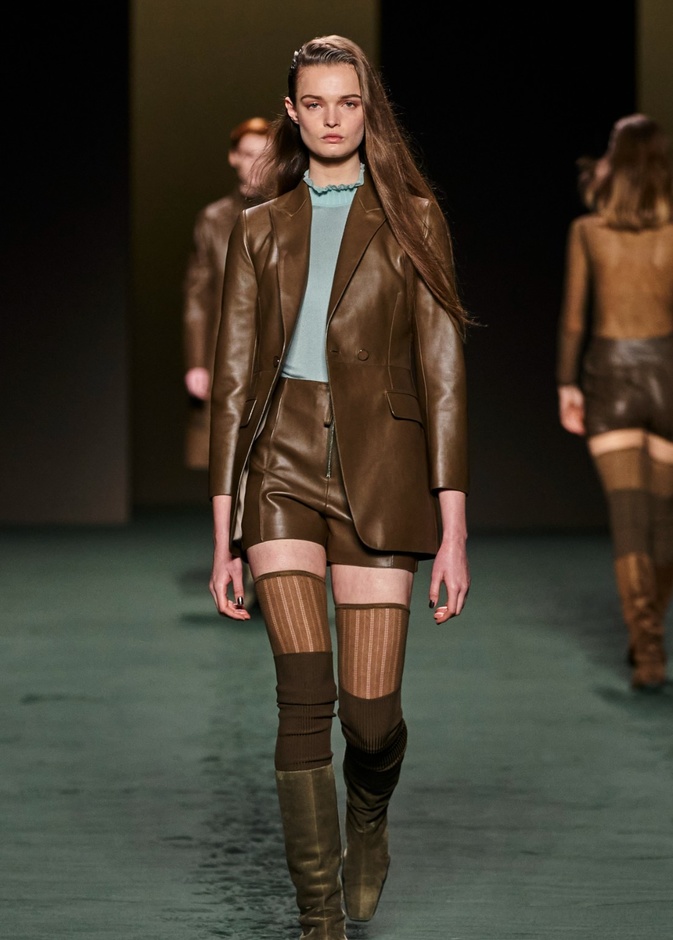 الجلد يسيطر على صيحات هذا الشتاء