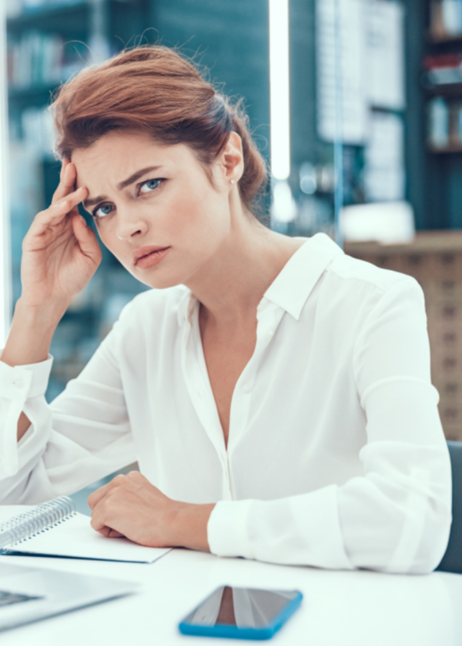 تغلبي على احساس الاكتئاب في العمل بطرق بسيطة وفعالة