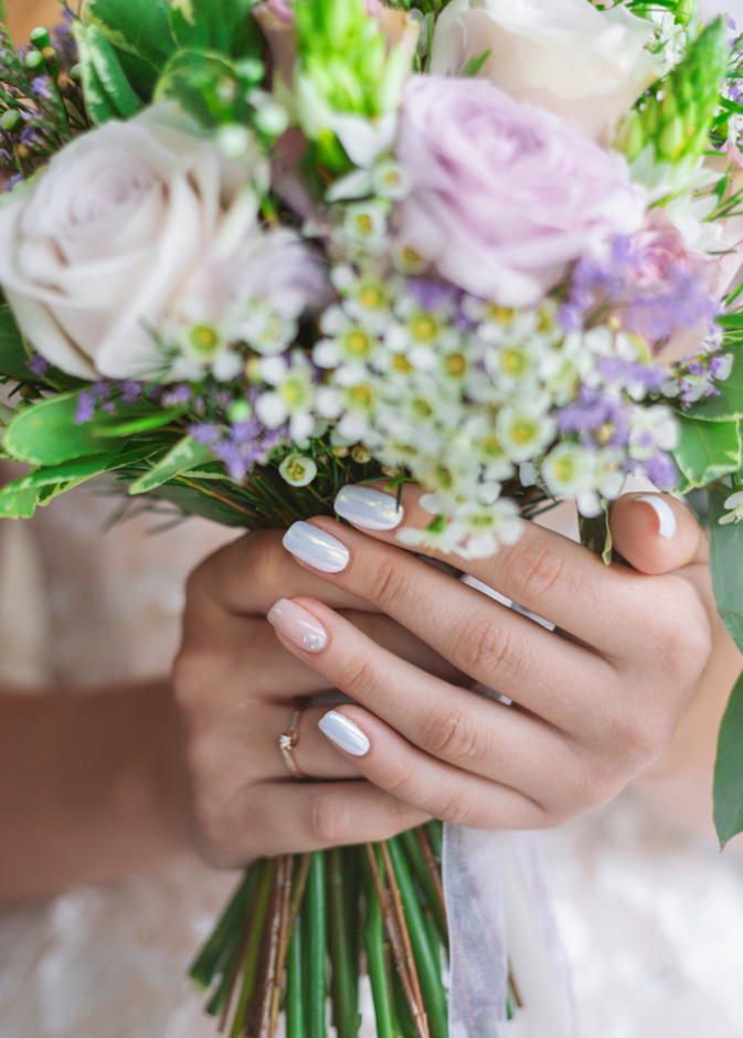 طلاء اظافر للعروس باللونين الابيض والفضي