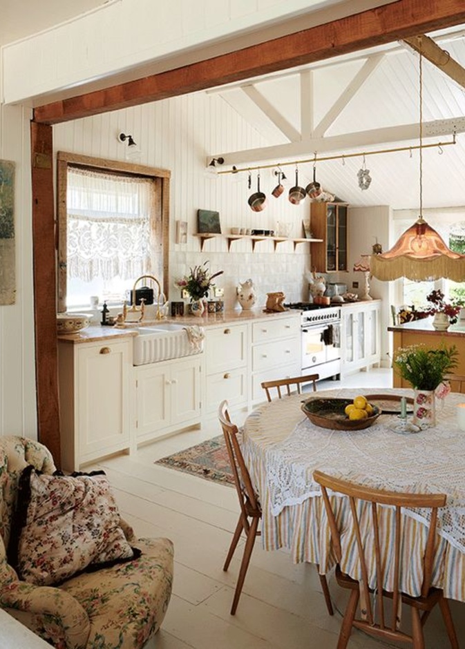 في المطبخ الإنجليزي الطراز، يصبح الطهي وتناول العشاء نشاطاً مشتركاً ذو مظهر أنيق