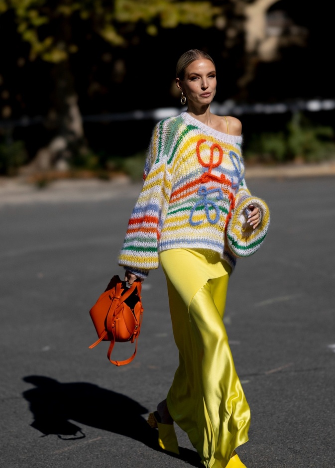 اختاري البليزر الأزرق وأكملي اللوك ببنطلون أبيض لإطلالة أنيقة