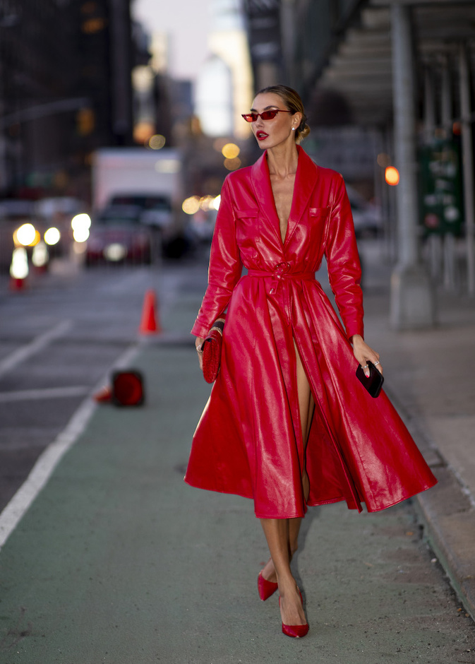 عبّري عن أنوثتك من خلال أجمل الاطلالات باللون الأحمر 