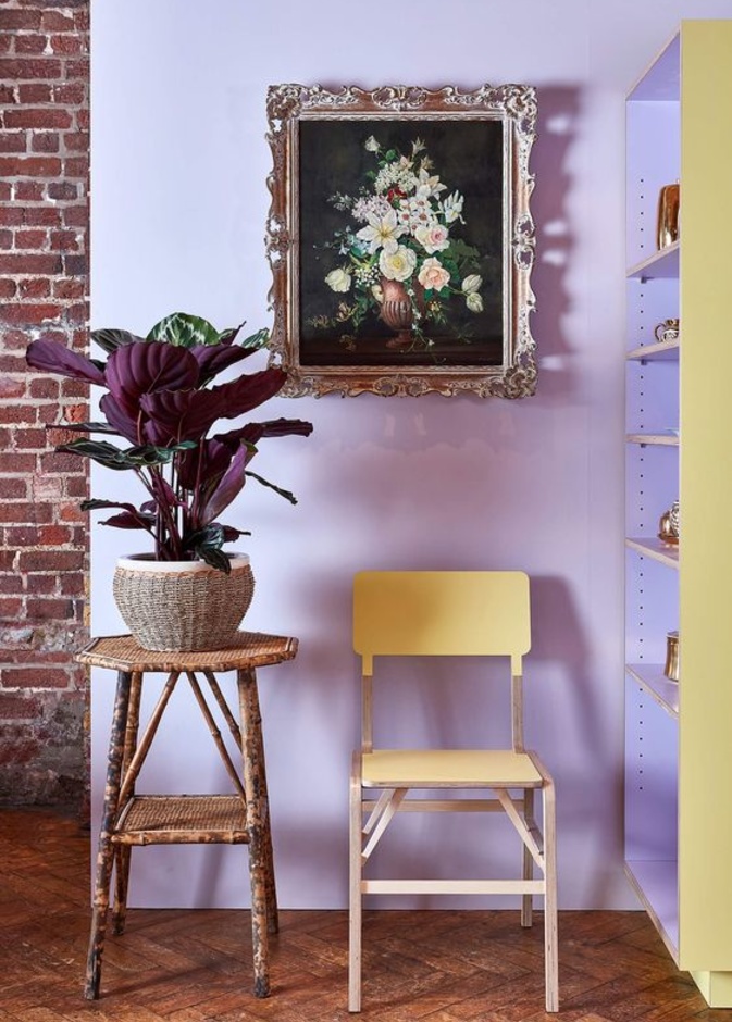 مدخل منزل بجدران بلون اللافندر الناعم