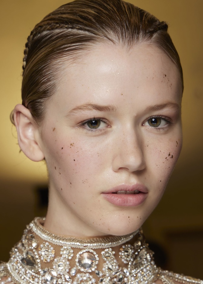 أفضل طرق طبيعية لإزالة الرؤوس السوداء عن البشرة