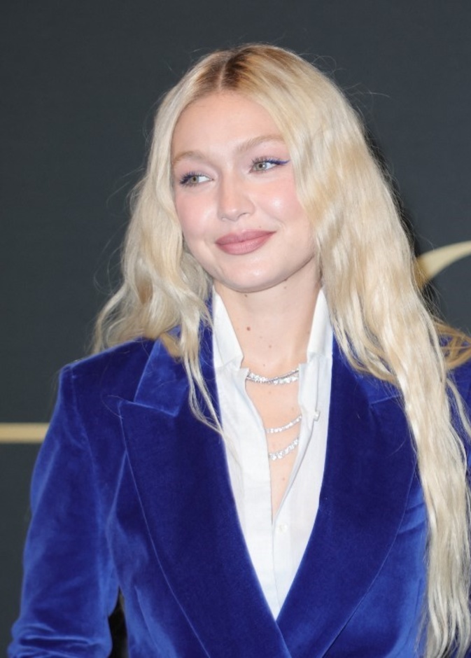 أهم إصدارات الآيلاينر الأزرق للحصول على مكياج جيجي حديد