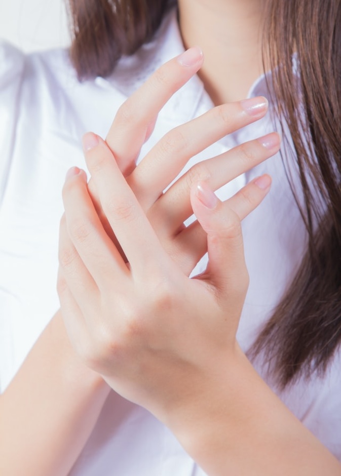 إستخدمي واقي شمس على يديك لحمايتها عند خروجك من المنزل