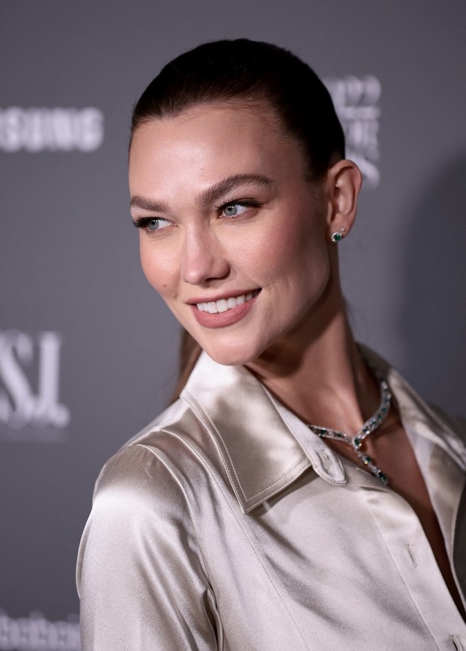 اطلالات جمالية من وحي كارلي كلوس