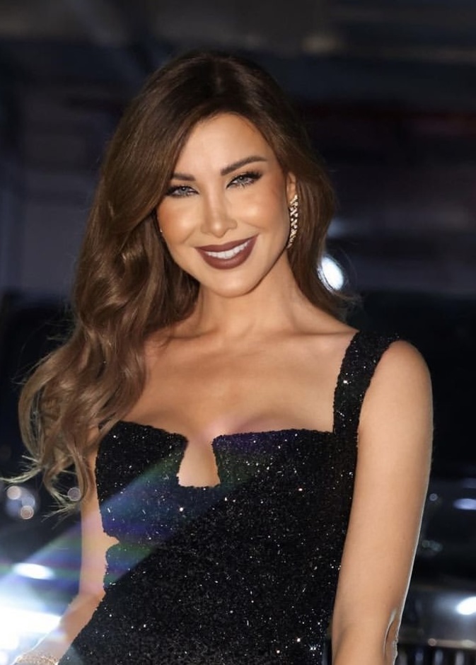 البني الداكن من ألوان أحمر شفاه للبشرة البيضاء مع مكياج جريء بأسلوب نانسي عجرم