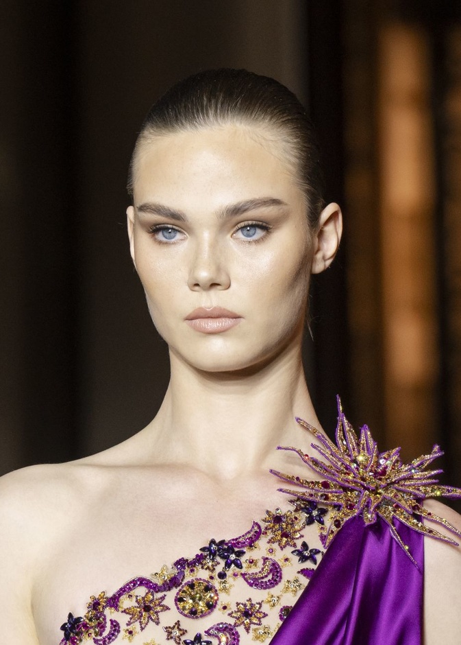 صيحات الحواجب الرائجة للعيون الملونة من دار Zuhair Murad