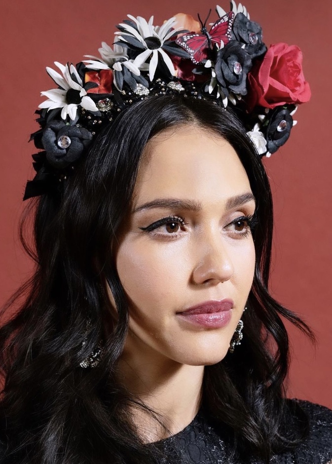 صيحات تطبيق المكياج المعدني الطبيعي بأنامل جيسيكا ألبا