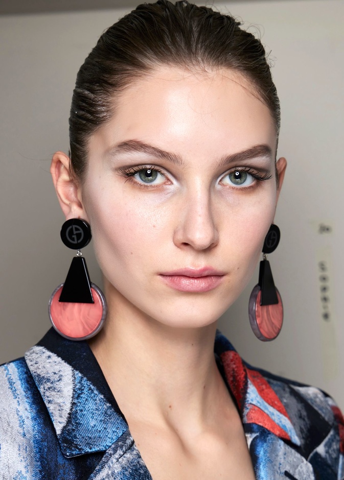 مكياج خريفي هادئ مع الظلال الفضية من وحي دار Giorgio Armani