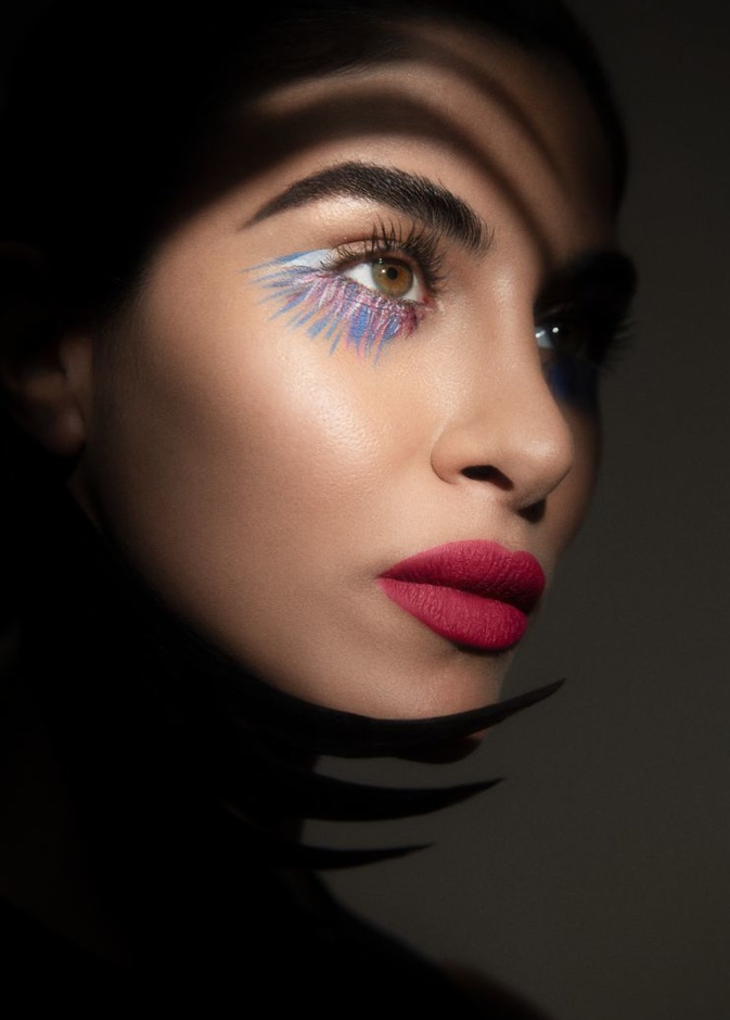 جلسة تصويرية خاصة بـ "هي" ..أنوثة طاغية مع أحمر  الشفاه Rouge Dior Forever