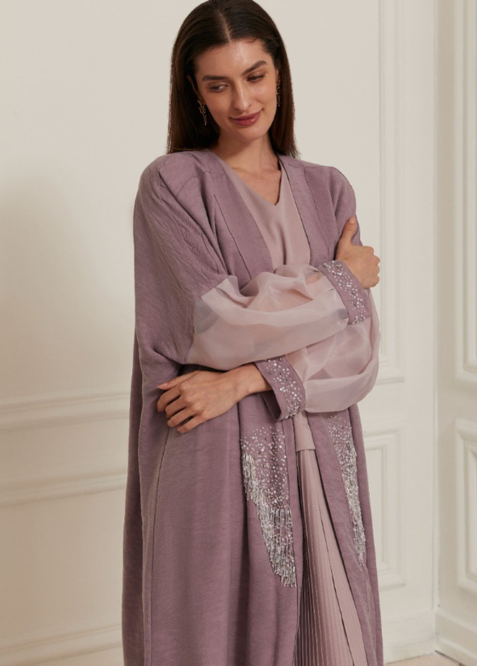 درجة النهدي الراقية والشاحبة بعباية مزيّن بالشكّ الفاخر من تصميم Sole