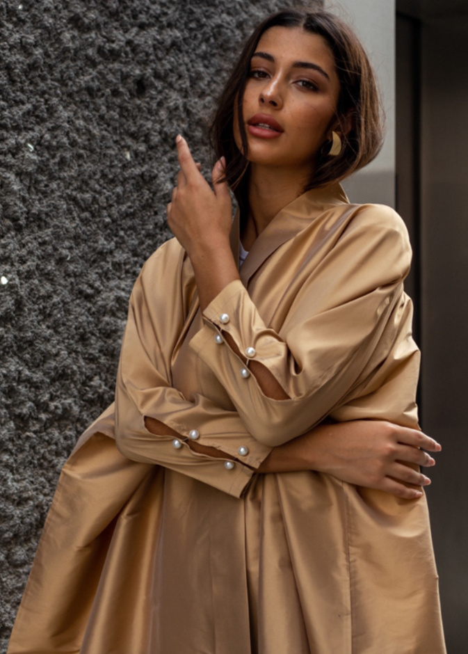 القصّة العريضة بعباية عصريّة باللون الذهبي من تصميم Dukclo