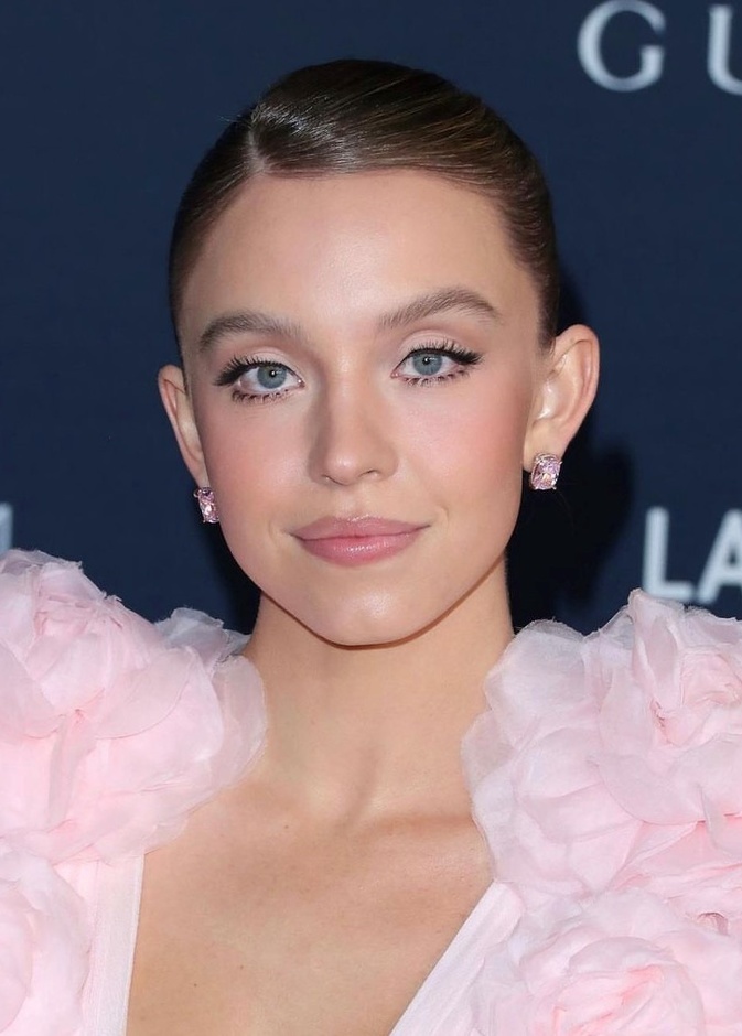 تطبيق الرموش المستعارة السفلية مع المكياج الطبيعي بأسلوب سيدني سويني Sydney Sweeney الصورة من حساب خبيرة المكياج ميليسا  فيرنانديز لمكياج سيدني سويني