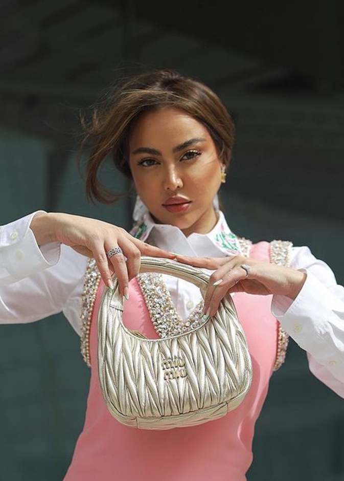 فاطمة المؤمن إطلالتها بالكامل من توقيع MiuMiu