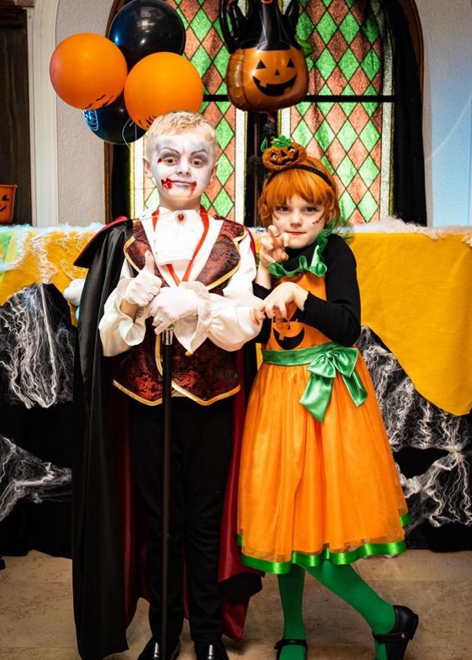 طفلا ألبرت وشارلين أمير وأميرة موناكو يحتفلان بالهلوين