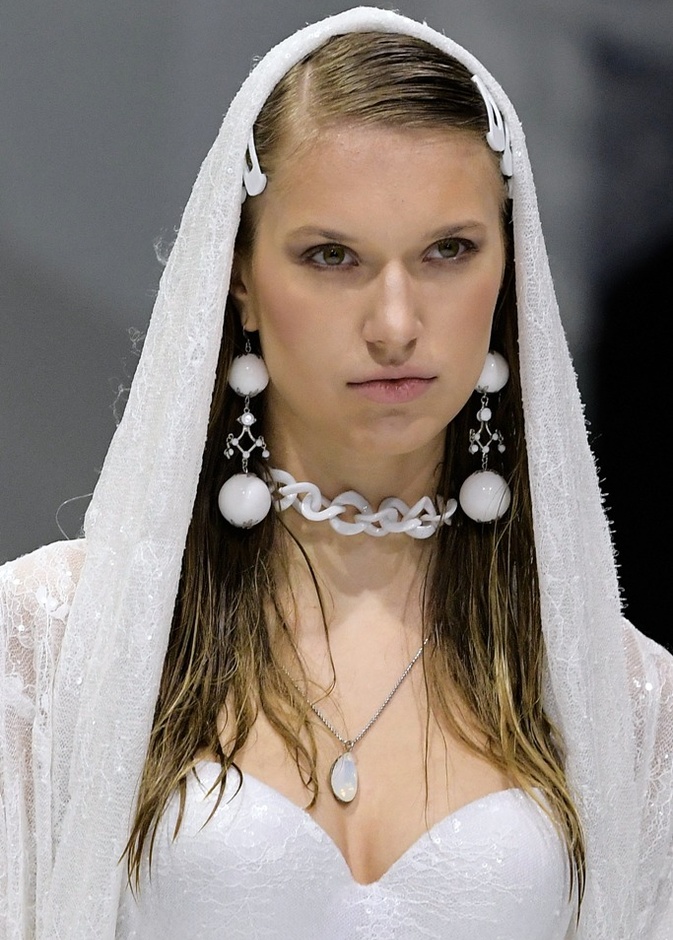 عقد أبيض، وأقراط بيضاء، وقلنسوة بيضاء، ومشابك شعر بيضاء من Amato Couture