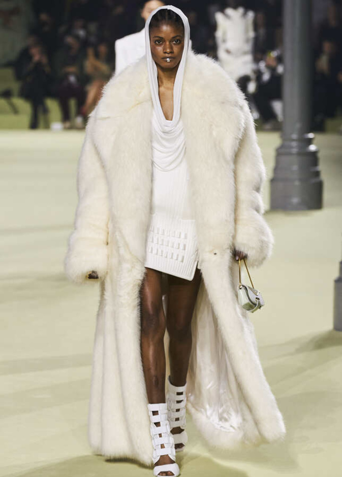 إطلالات بالأبيض للوك خريفي مشرق من Balmain