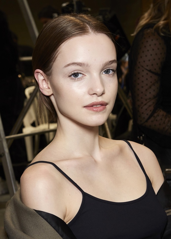 تعانين من بشرة متعبة؟ إليك روتين يومي فعال لإطلالة مشرقة في كأس العالم