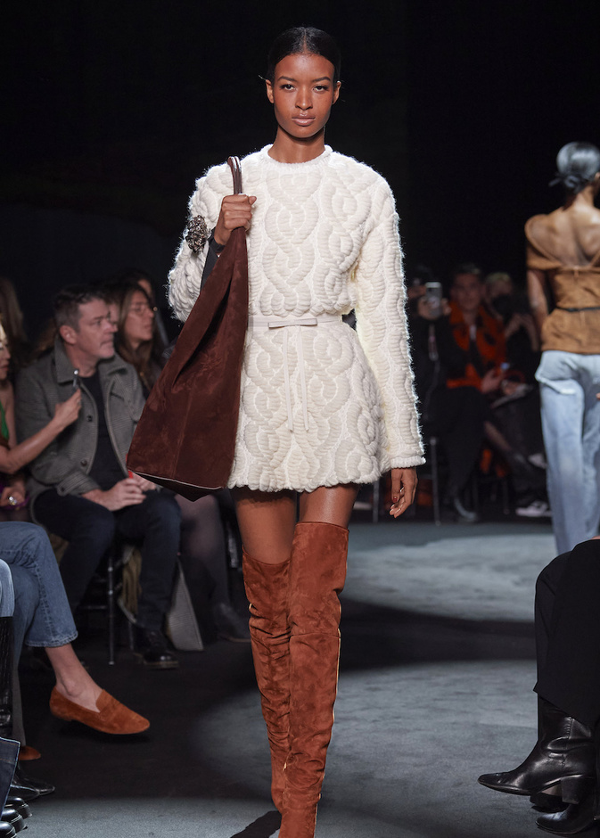 أفكار عصرية لتنسيق الجزمة العالية مع الفستان القصيرة 