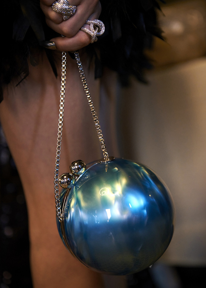 حقيبة اللؤلؤ صيحة تعود الى الواجهة في خريف وشتاء 2023