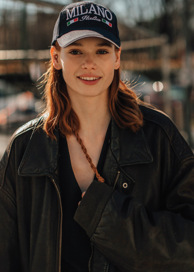 قبعة البيسبول الأمريكية  إكسسوار الرأس المسيطر  لشتاء 2022 بوحي من إطلالة من شوارع ميلانو.