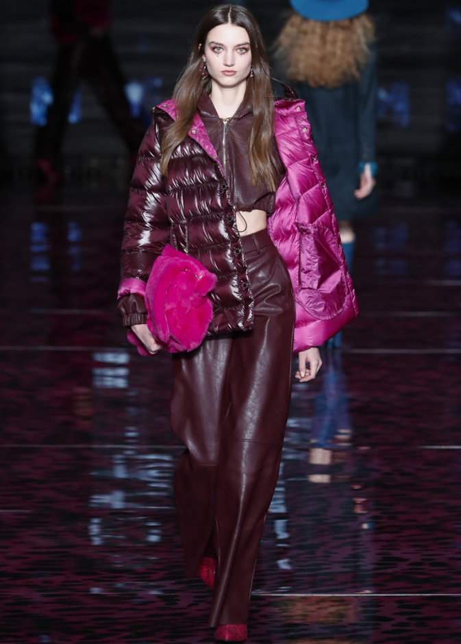 إطلالة لافتة باللّون العنابي من Casademunt