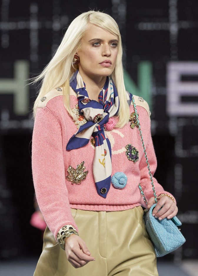 أكسسوارات البروش قطع لا غنى عنها في شتاء 2023