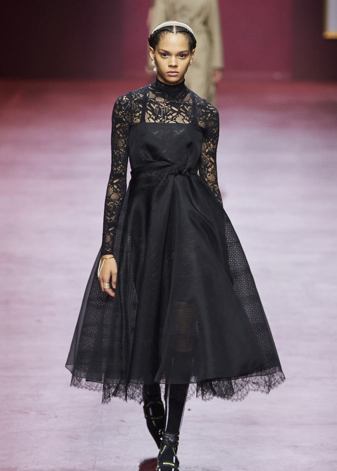 من مئات السنين الى اليوم قماش الدانتيل مازال الأجمل في عالم الموضة 