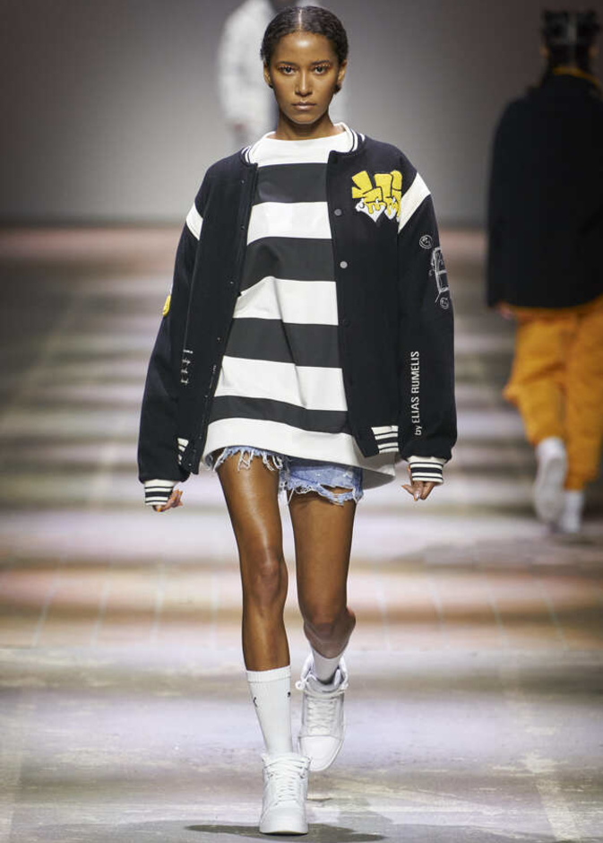 بلوزة مقلمة بالأبيض والأسود بإطلالة كاجوال من Elias Rumelis