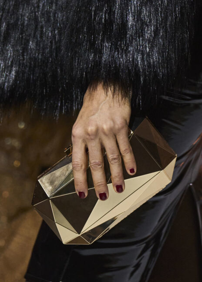 حقائب ميتاليكية مميّزة صيحة خريف 2022 من Elisabetta Franchi