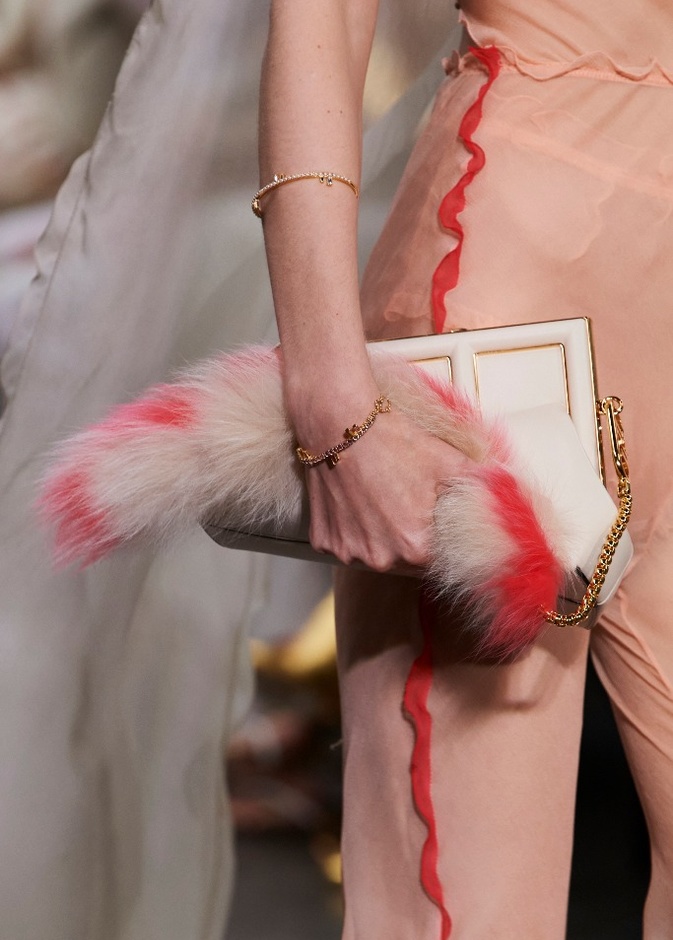 7 عروض برزت فيها الحقائب الصغيرة لموسم خريف وشتاء 2022