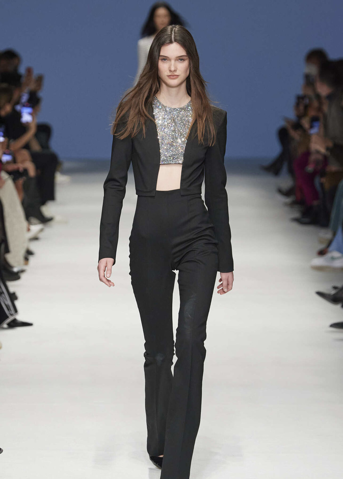 موضة الجمبسوت الأسود الفاخر