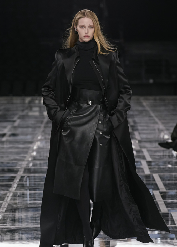 التنورة الجلد للوك عصري لافت من Givenchy