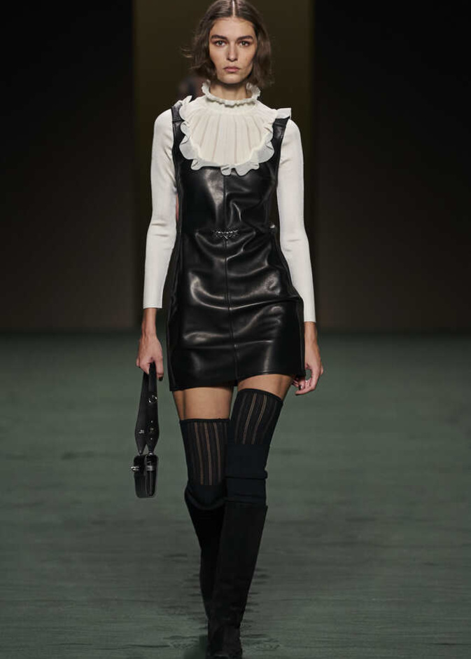 فستان الجلد صيحة خريف 2022 من Hermes