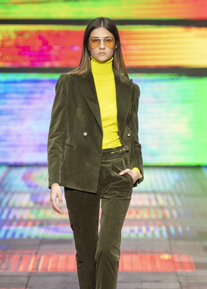 بناطيل باللون الزيتي صيحة رائجة في خريف وشتاء 2022-2023