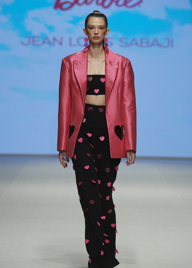 صيحات وتفاصيل القلوب تسيطر على إطلالات خريف وشتاء 2023