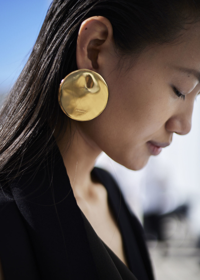 أكسسوارات الاقراط الدائرية لإطلالة كاجوال وأكثر جاذبية