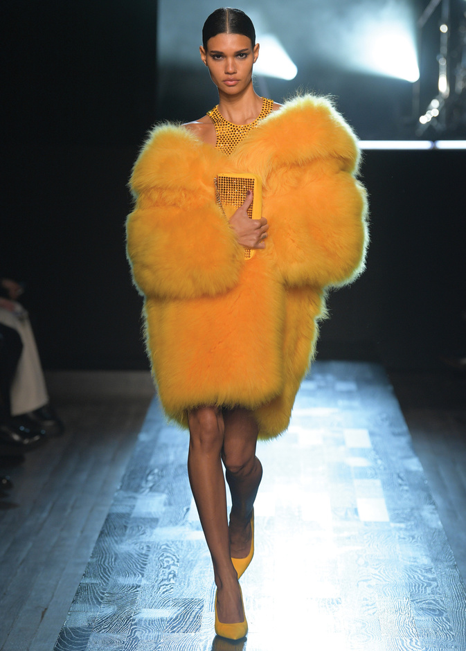 جاكيتات الفرو صيحة تعود بشكل لافت لاطلالاتك اليومية في خريف وشتاء 2023