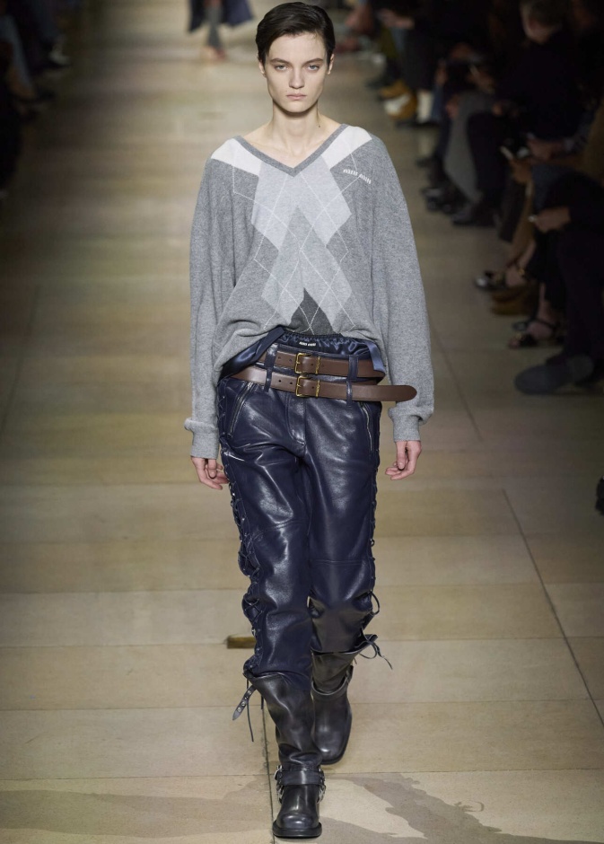 صيحة الحزام المزدوج موضة تبرز أناقة المرأة العصرية والجريئة