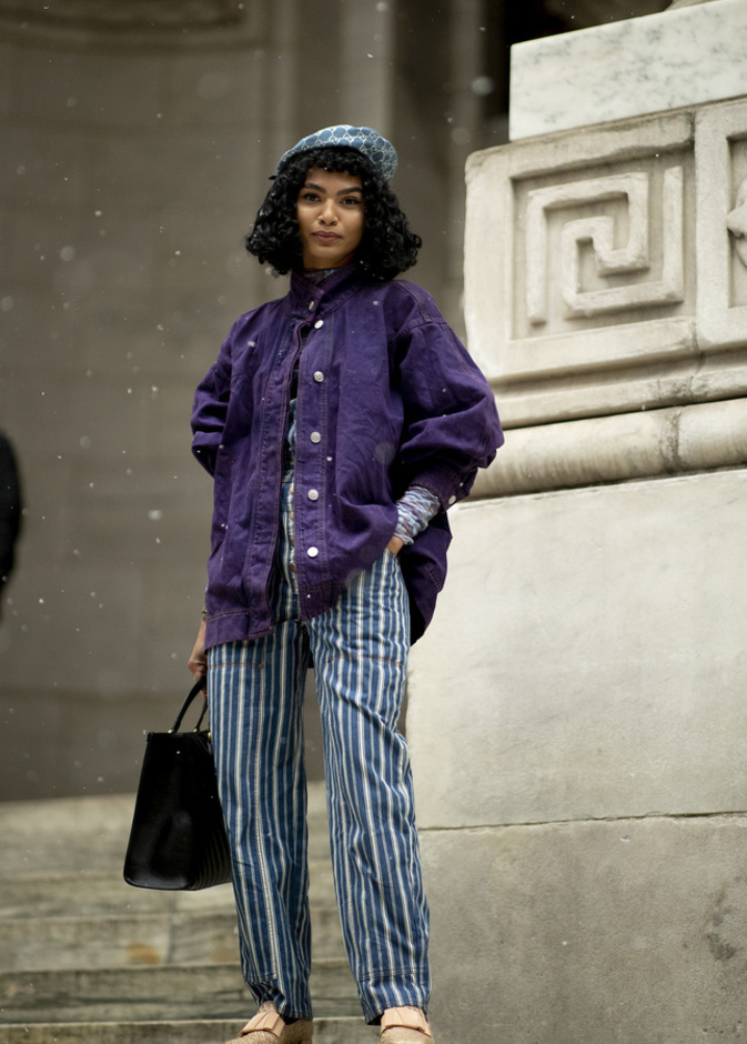 صيحة النقشة المقلمة موضة خريف 2022 بتنسيق من Street style