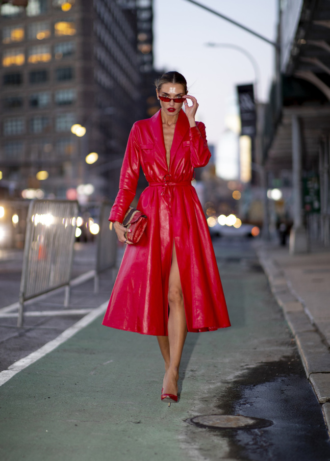 الحقيبة الحمراء صيحة خريف 2022 من إطلالات street style