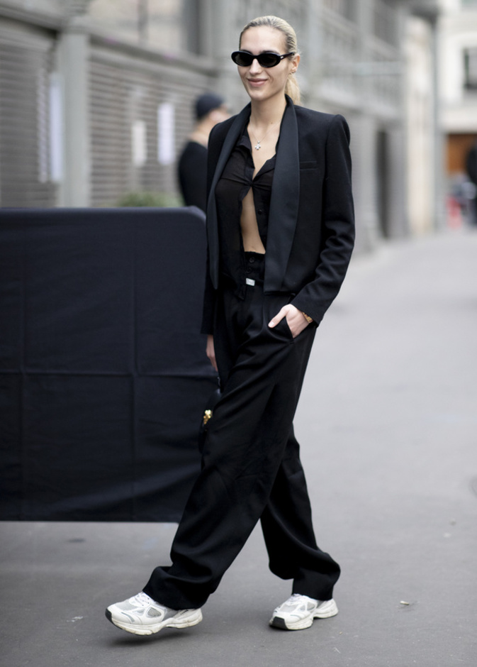 تنسيق حذاء السنيكرز صيحة خريف 2022 من Street style