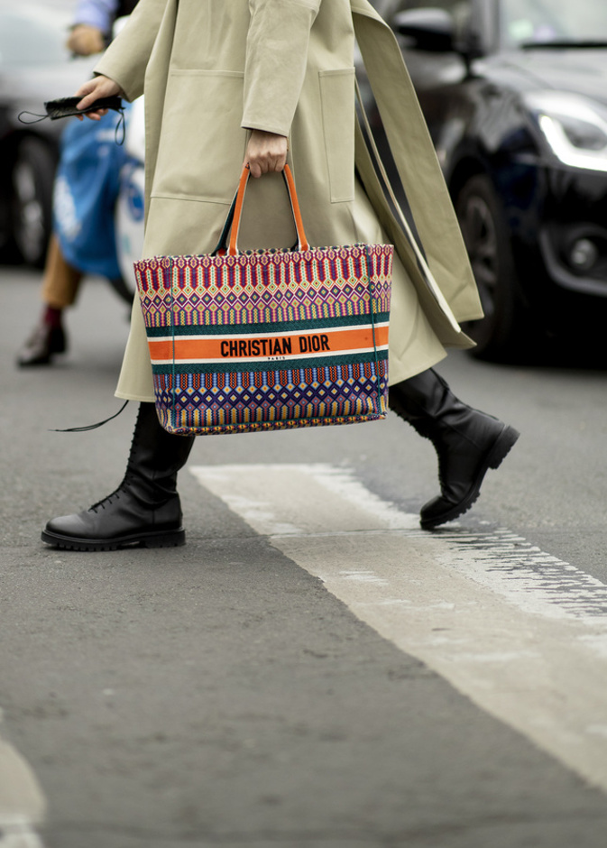 حقائب متعددة الألوان صيحة خريف 2022 بإطلالة من Street style